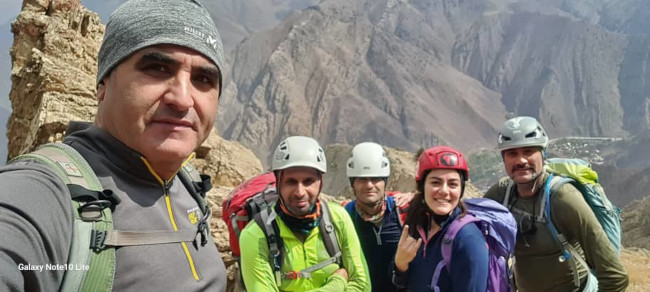 عکس یادگاری تیم بر فراز قله هزاربند عکس دستهجمعی بر فراز قله